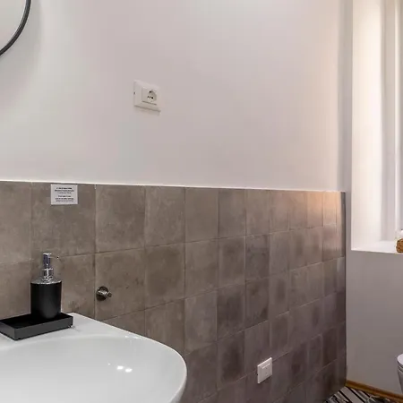 Lovely Guest-room With Private Bathroom *