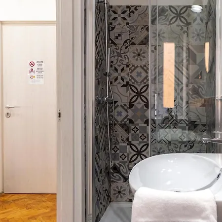 Lovely Guest-room With Private Bathroom ترييستي