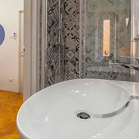 Lovely Guest-room With Private Bathroom Apartment