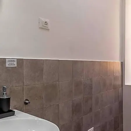 Lovely Guest-room With Private Bathroom Apartment *