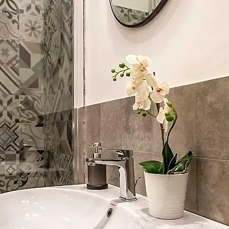 Lovely Guest-room With Private Bathroom Apartment *
